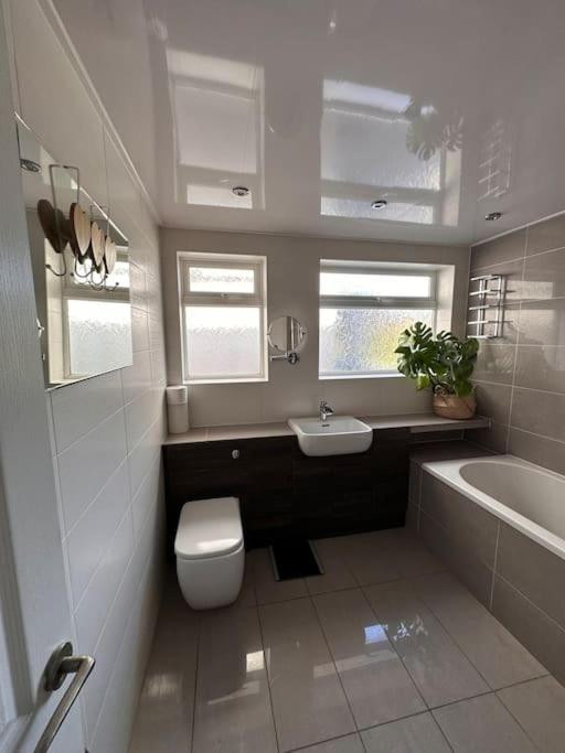 Formby, Spacious True Bungalow Steps From Beach Bagian luar foto