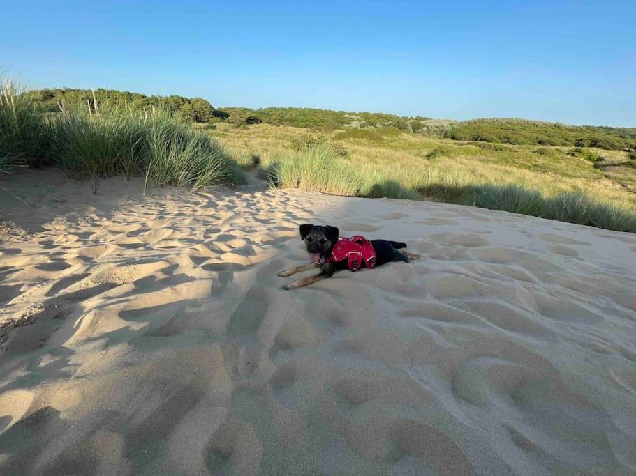 Formby, Spacious True Bungalow Steps From Beach Bagian luar foto